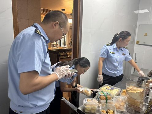 丹桂飄香迎雙節(jié)，食安守護(hù)正當(dāng)時(shí)——騰沖市市場監(jiān)督管理局強(qiáng)化餐飲管理